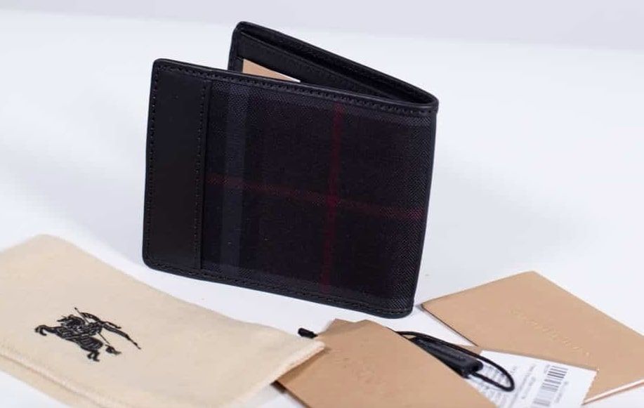 Null BURBERRY - Wallet in black leather and check pattern polyamide. Dimensions &hellip;