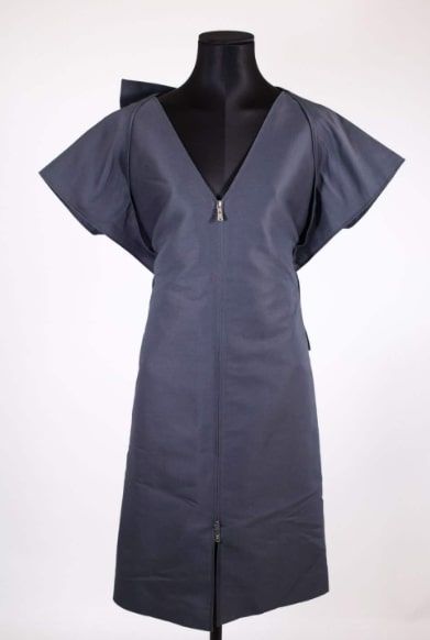 Null YVES SAINT LAURENT 2009春夏 - 灰色棉质和丝质中长裙；背后有拉链和蝴蝶结。长100厘米，胸围38厘米。状况2：状况非常好，偶尔&hellip;