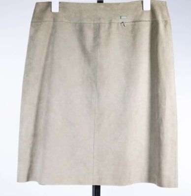 Null 香奈儿croisière系列2003 - 灰褐色麂皮裙，背面有拉链。长58厘米 - 腰宽45厘米。尺寸46。状态 2,5 : 状况良好，偶尔会穿。仔细&hellip;