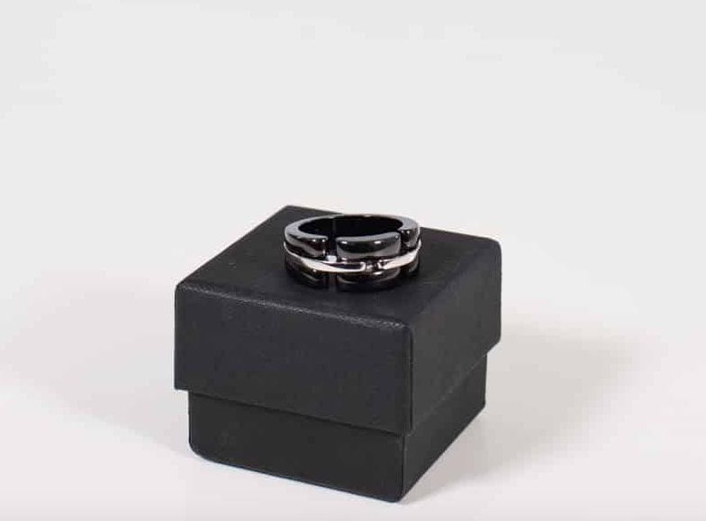 Null 香奈儿 - ULTRA戒指，白金和陶瓷。手指大小63。来自私人销售。状态1至2：状态完美，似乎从未佩戴过。仔细检查后没有磨损。