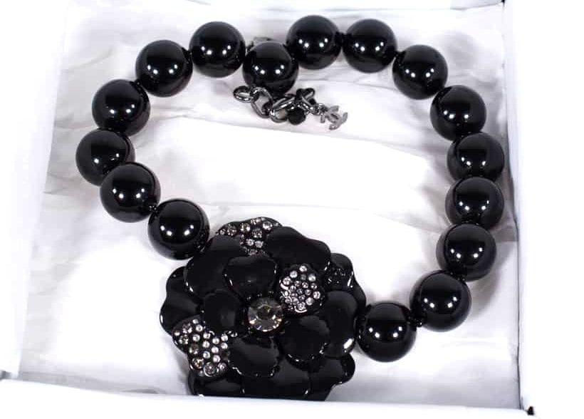 Null CHANEL - COLLIER CAMELIA, grosse perles noires et strass. Attache avec bouc&hellip;