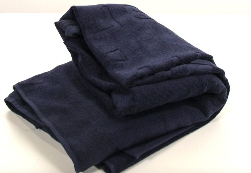Null 香奈儿 - 棉质毛巾 蓝色由香奈儿提供。宣传品，未署名。尺寸：100 x 180厘米。状态2：状况良好，偶尔使用过，仔细观察有一些痕迹和一个小污点。