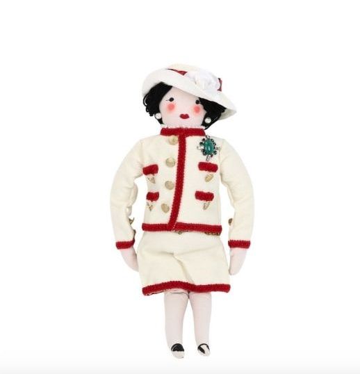 Null 香奈儿2010年左右 - LA PETITE COCO，一个以香奈儿女士为主角的布娃娃，紫红色羊毛套装，红色饰边，纽扣，山茶花帽，白色珍珠项链，耳夹和&hellip;