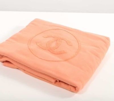 CHANEL - Pink cotton towel. Dimensions : 100 x 180 cm. P…