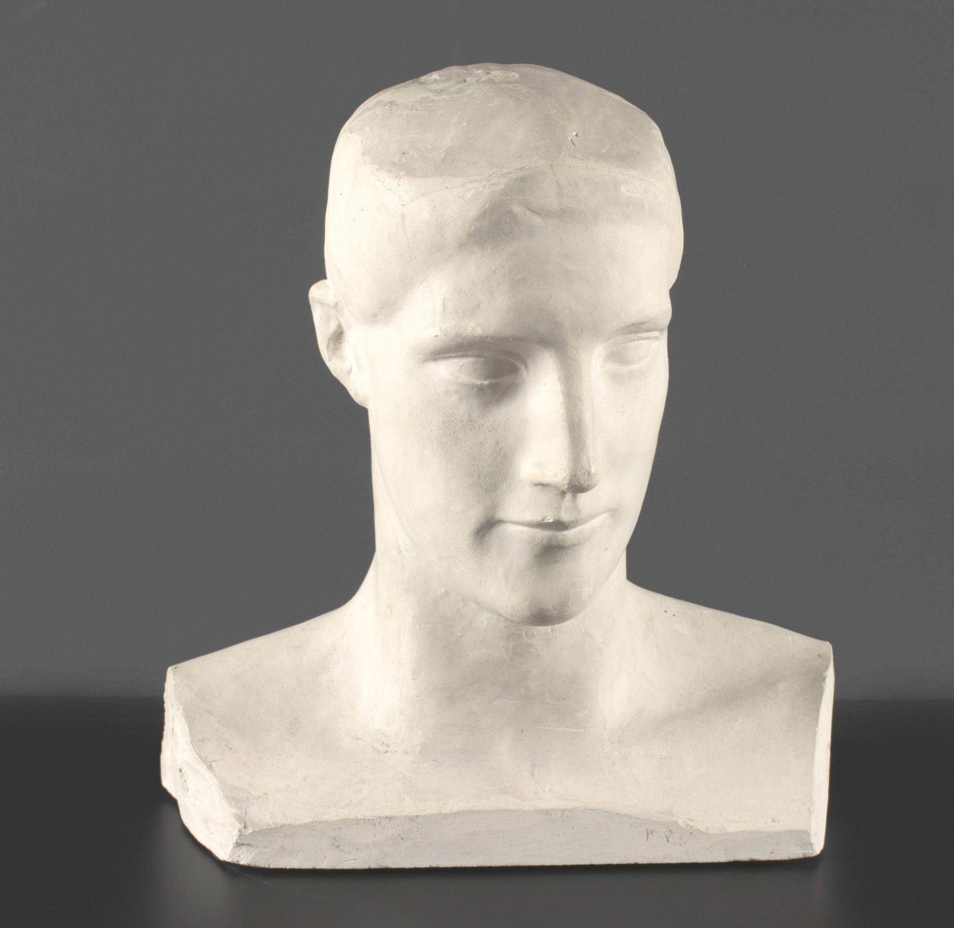 MINNE, Georges (1866-1941) 一个男人的心声

石膏雕塑，高25厘米，长22厘米。设计者：G. Minne