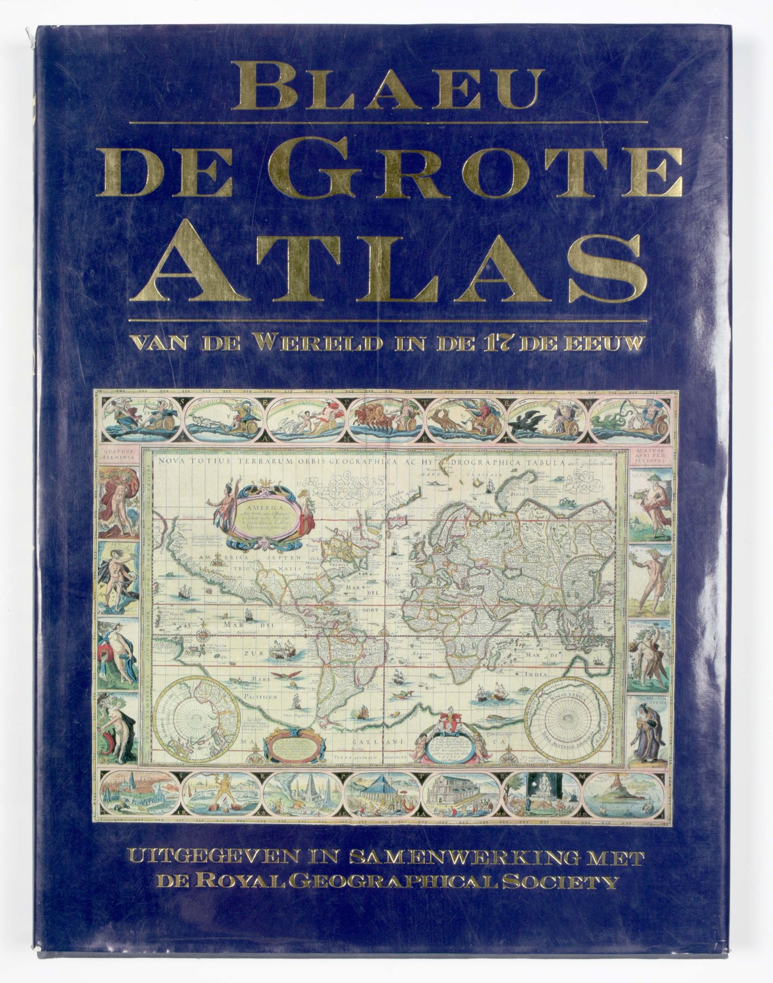 GOSS, John (ed.) 纪念品：《17世纪的世界》（Blaeu De Grote Atlas Van De Wereld）。

38 x 28 cm,&hellip;