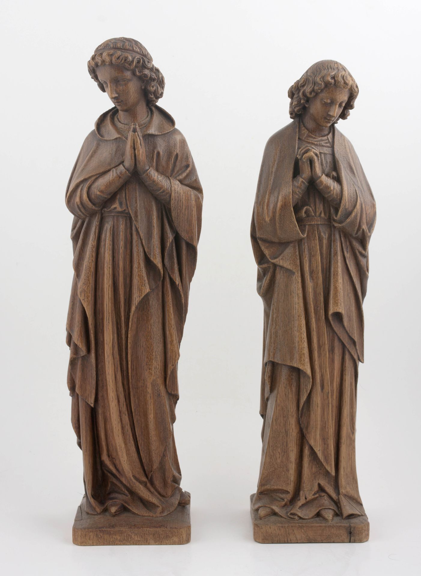 [NEOGOTISCHE BEELDEN] Twee biddende engelen

Eiken beelden (50 cm hoog), zonder &hellip;
