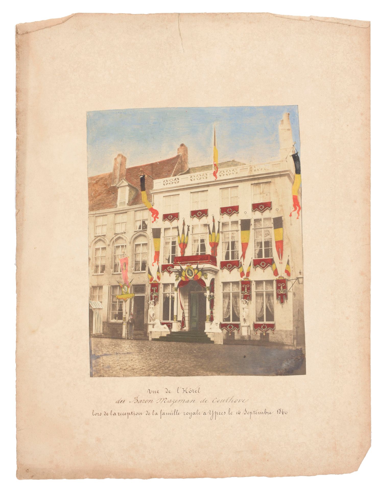 [Ieper] 1860年9月16日在伊普尔接待皇室时，马泽曼-德-库托夫男爵酒店的景色

Originele foto (21 x 17 cm), met d&hellip;