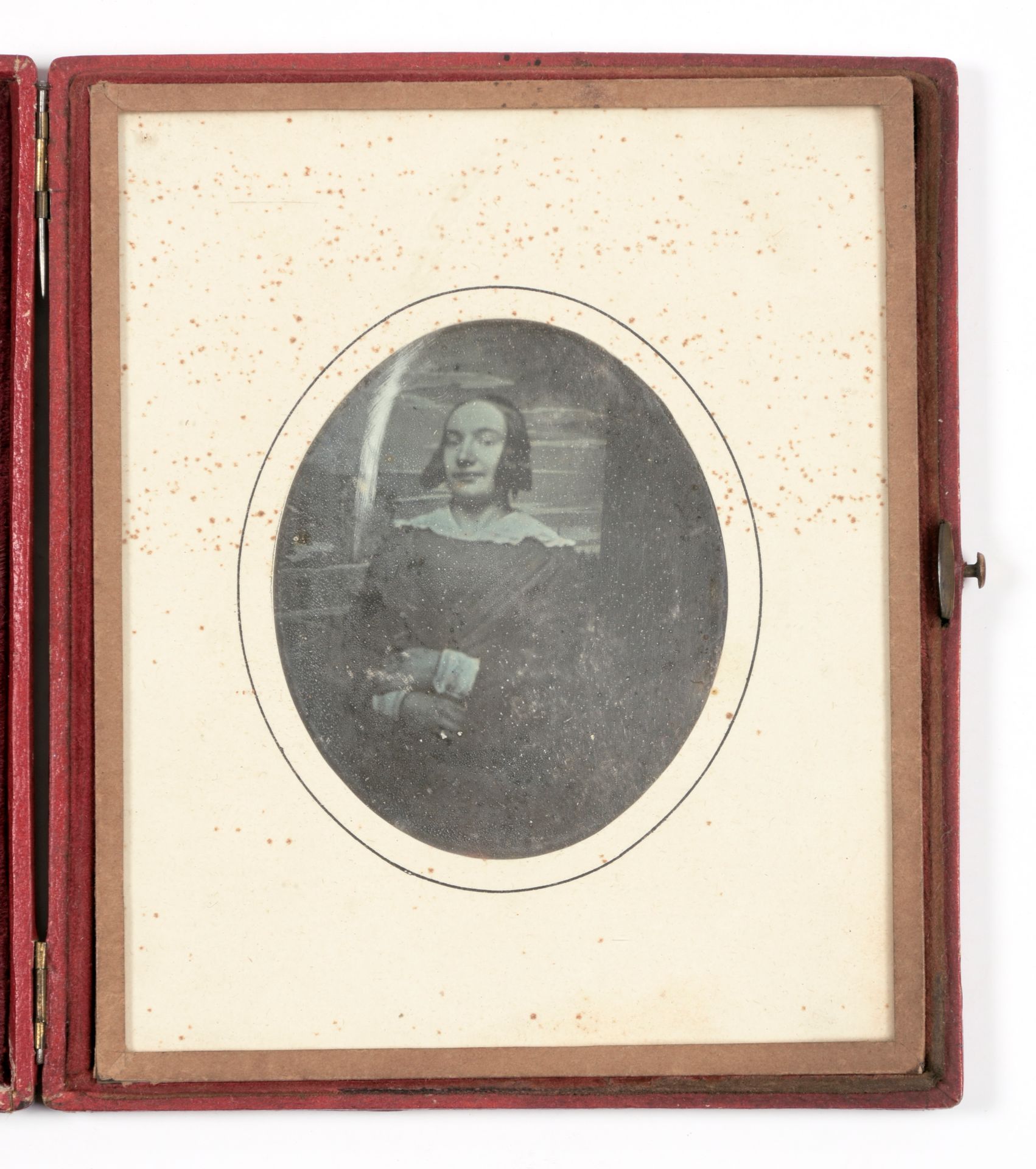 [FOTO'S] Daguerreotypie van jonge vrouw

Formaat (13 x 11.5 cm) in rood maroquin&hellip;