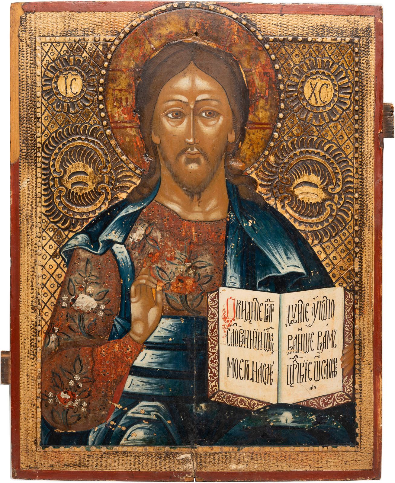 A LARGE ICON SHOWING CHRIST PANTOKRATOR 一个巨大的基督圣像 俄罗斯，19世纪中期 木板上的淡彩画。背景和边框都有华丽的刻&hellip;