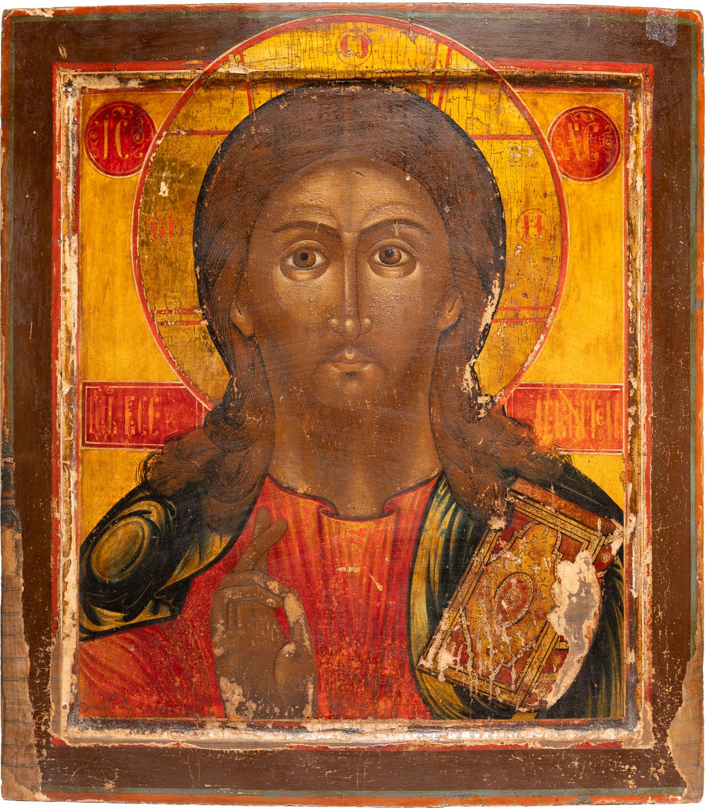 A LARGE ICON SHOWING CHRIST PANTOKRATOR 显示基督的大型圣像 俄罗斯，19世纪 石膏木板上的淡彩画，带有科夫切格。福音书和&hellip;