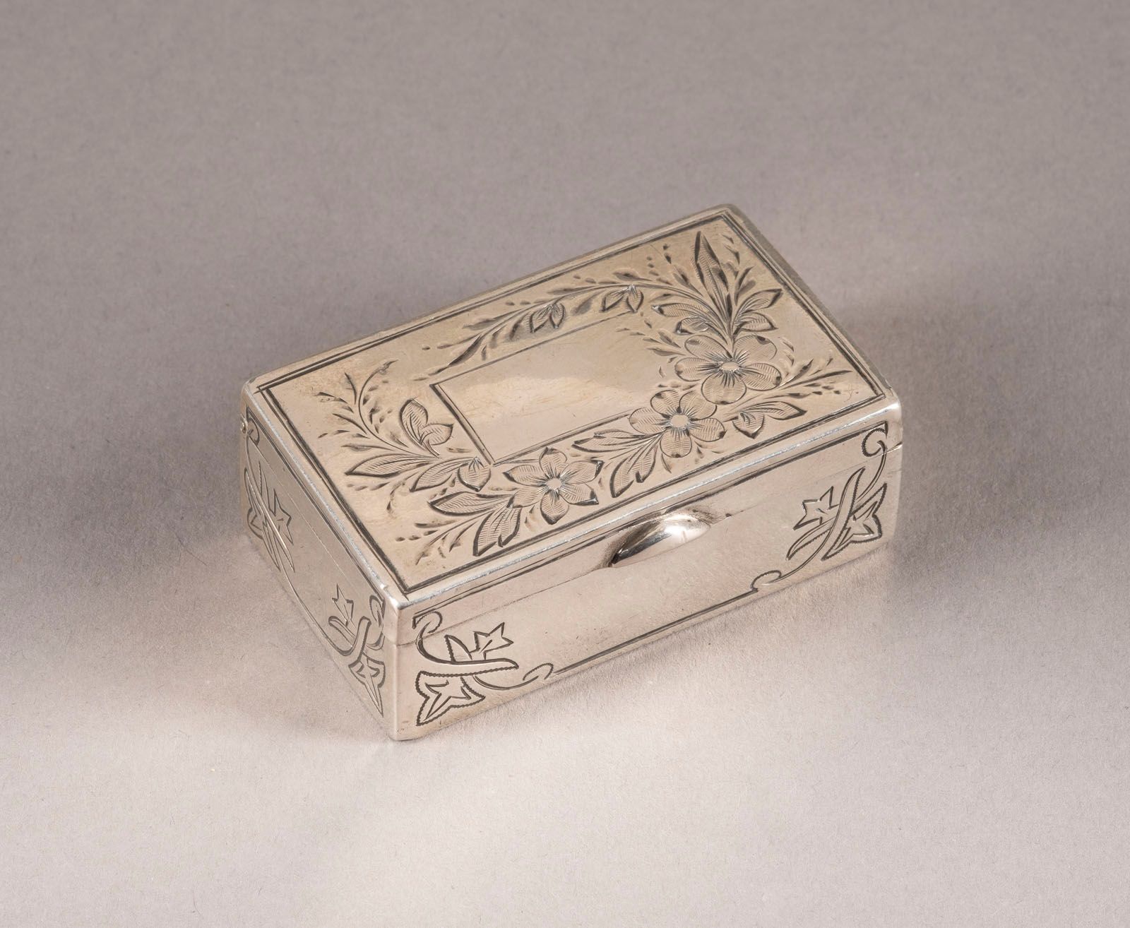 A Silver Snuff Box CAJA DE PLATA PARA EL PENSAMIENTO Rusa, San Petersburgo, Igor&hellip;