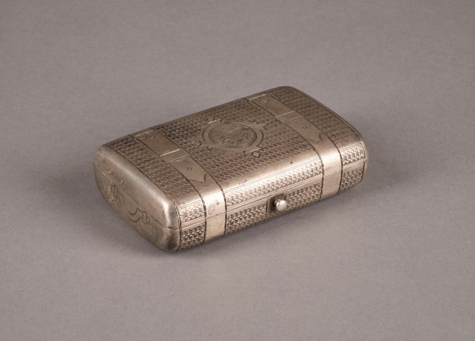 A TROMPE l'OEIL SILVER CIGARETTE CASE IN THE FORM OF A SUIT 一个西装盒形式的TROMPE L'OEI&hellip;