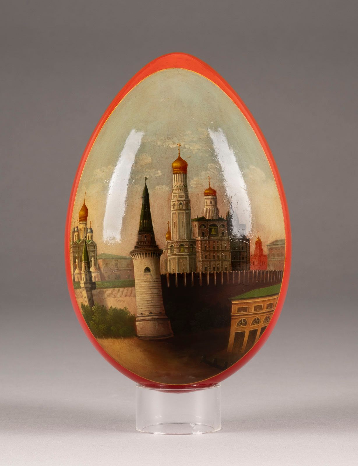 A RED LACQUERED PAPIER-MACHÉ EASTER EGG 俄罗斯，莫斯科，Lukutin工厂，大约1880年 卵形，正面中央有一个椭圆形的&hellip;