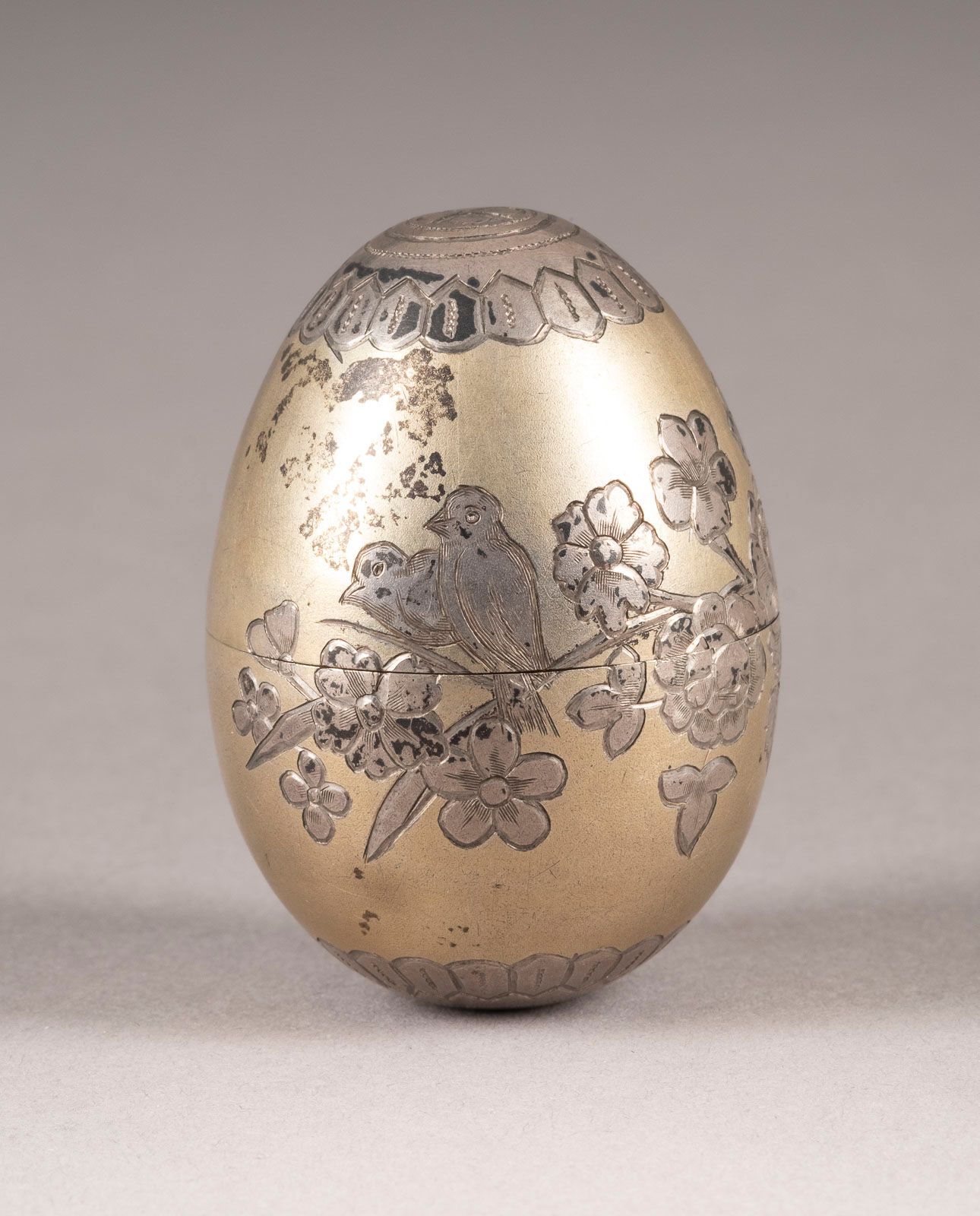 A SMALL EGG-SHAPED SILVER PARCEL-GILT BOX WITH FOLIAGE A SMALL EGG-SHAPED SILVER&hellip;