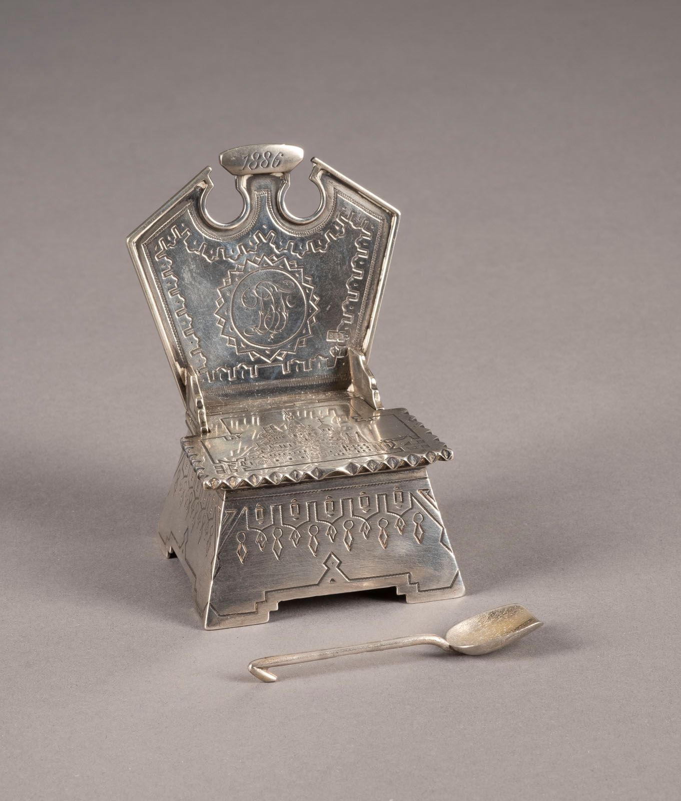 A SILVER SALT THRONE AND A SPOON 银质盐罐和勺子 俄罗斯，莫斯科，费奥多尔-雅尔切夫，1882年 全身都有泛斯拉夫风格的雕刻。盖&hellip;