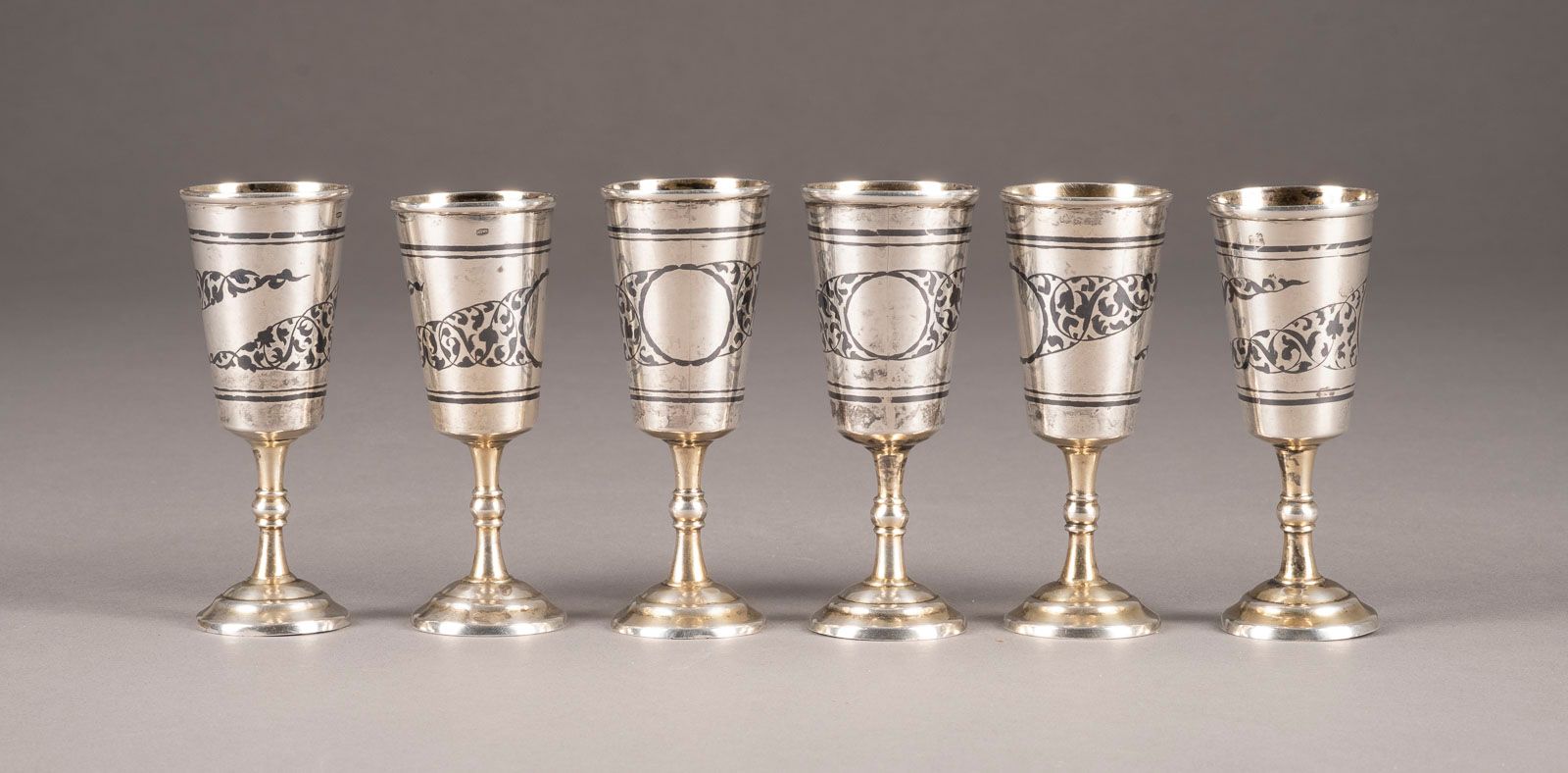 SIX SILVER AND NIELLO VODKA FLUTES 六个银和镍合金伏特加酒壶 苏联，莫斯科，1958年后 壶身装饰有树叶。标有鉴定师的标记和'&hellip;