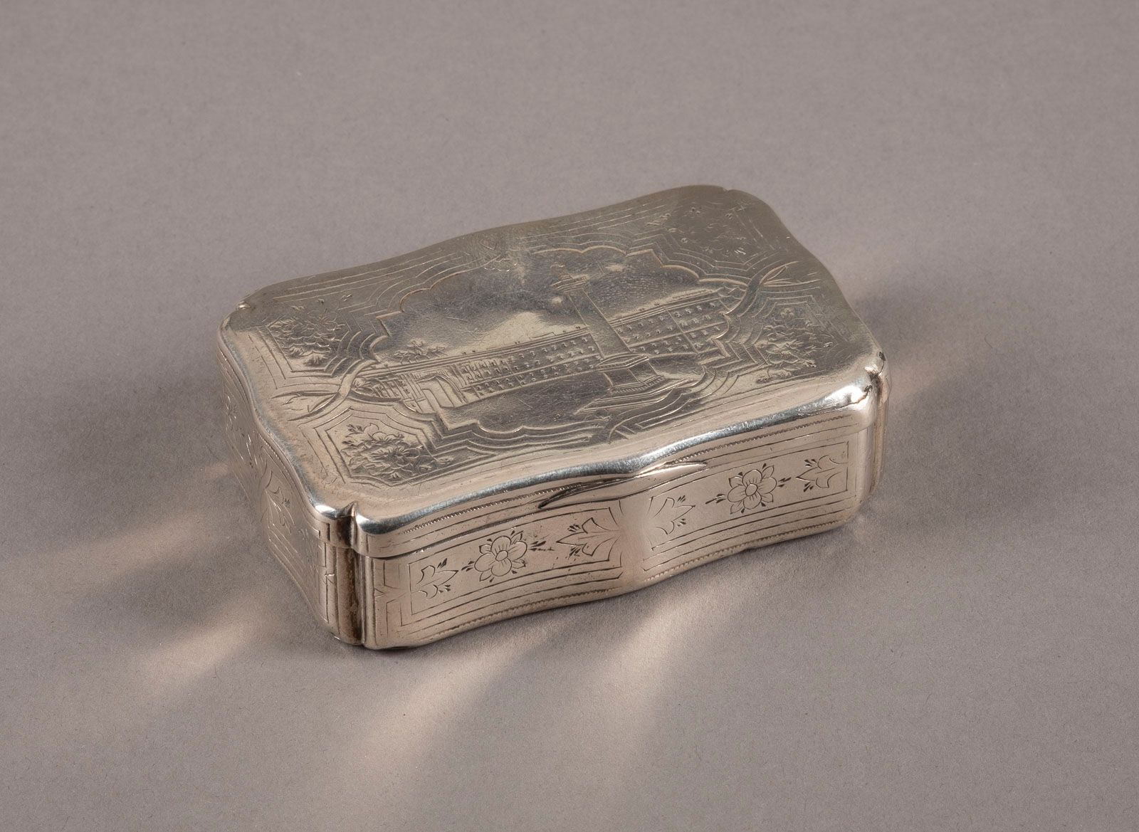 A SILVER SNUFF BOX WITH ARCHITECTURAL VIEW: ALEXANDER COLUM 银质鼻烟壶与建筑景观：圣地亚哥的亚历山大&hellip;