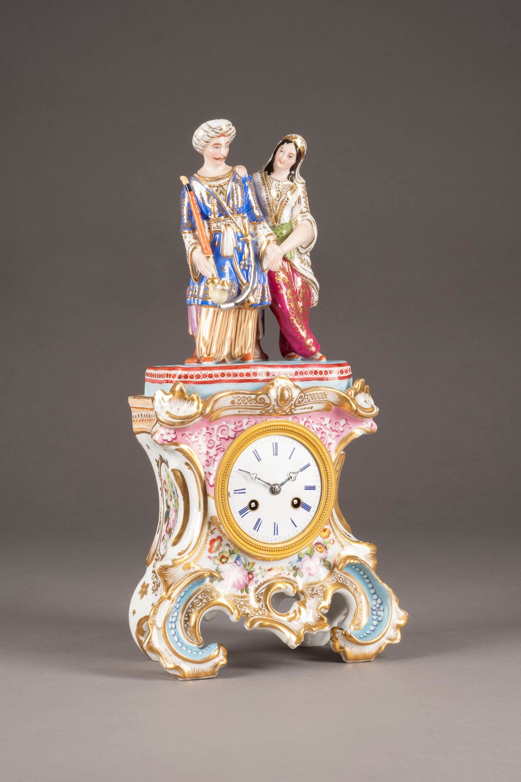 A PORCELAIN ROCOCO REVIVIAL CLOCK 俄罗斯，莫斯科，加德纳瓷器厂，19世纪中期，一个瓷器ROCOCO REVIVIAL时钟，形体&hellip;