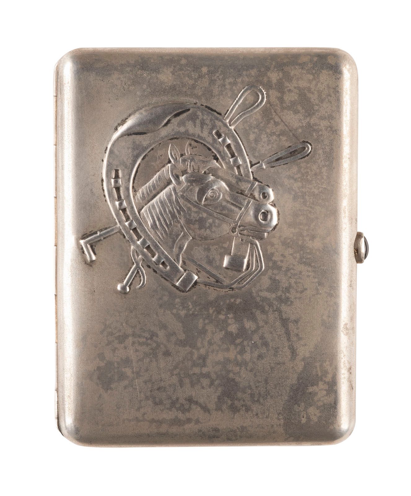 A SILVER CIGARETTE CASE WITH HORSES 含马的银制雪茄盒 俄罗斯，敖德萨，1908-1917 长方形。盖子上刻有浮雕。镶嵌有凸圆&hellip;