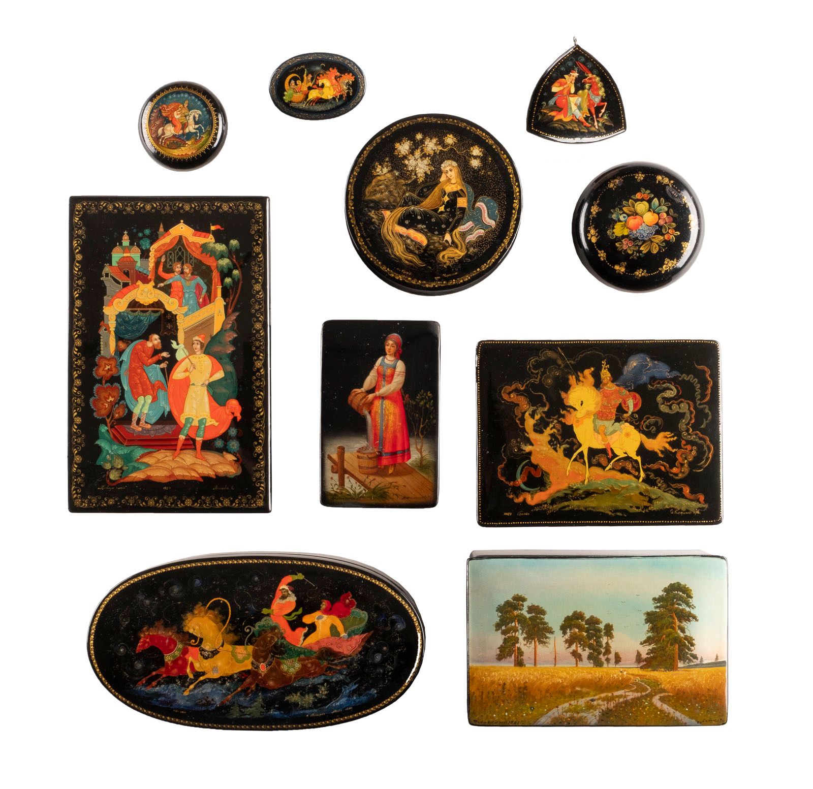 A COLLECTION OF EIGHT LACQUER BOXES AND TWO BROOCHES UNA COLLEZIONE DI OTTO SCAT&hellip;