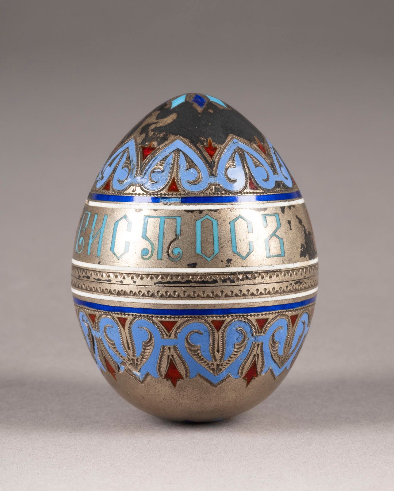 A SILVER AND CHAMPLEVÉ ENAMEL EGG 银和珐琅彩蛋 俄罗斯，莫斯科，伊万-赫列布尼科夫，约1880年 蛋身分为两半，装饰有变色的泛&hellip;