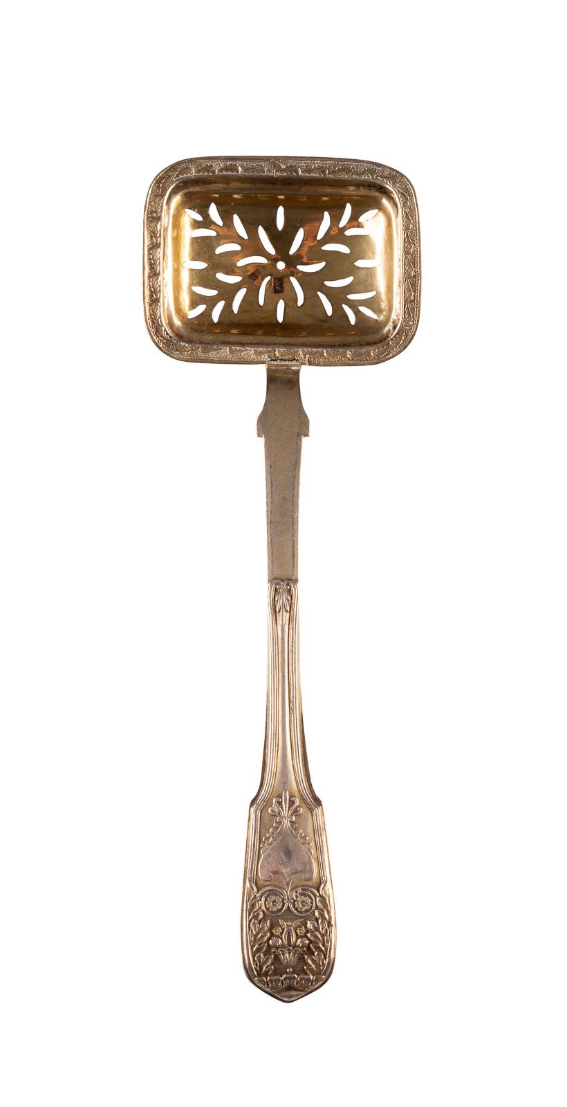 A SILVER-GILT SUGAR SPOON 银质镀金糖勺 俄罗斯，莫斯科，1833年 碗上有华丽的穿孔。标有城市印记、化验员标记、84标准和大师标记 "&hellip;
