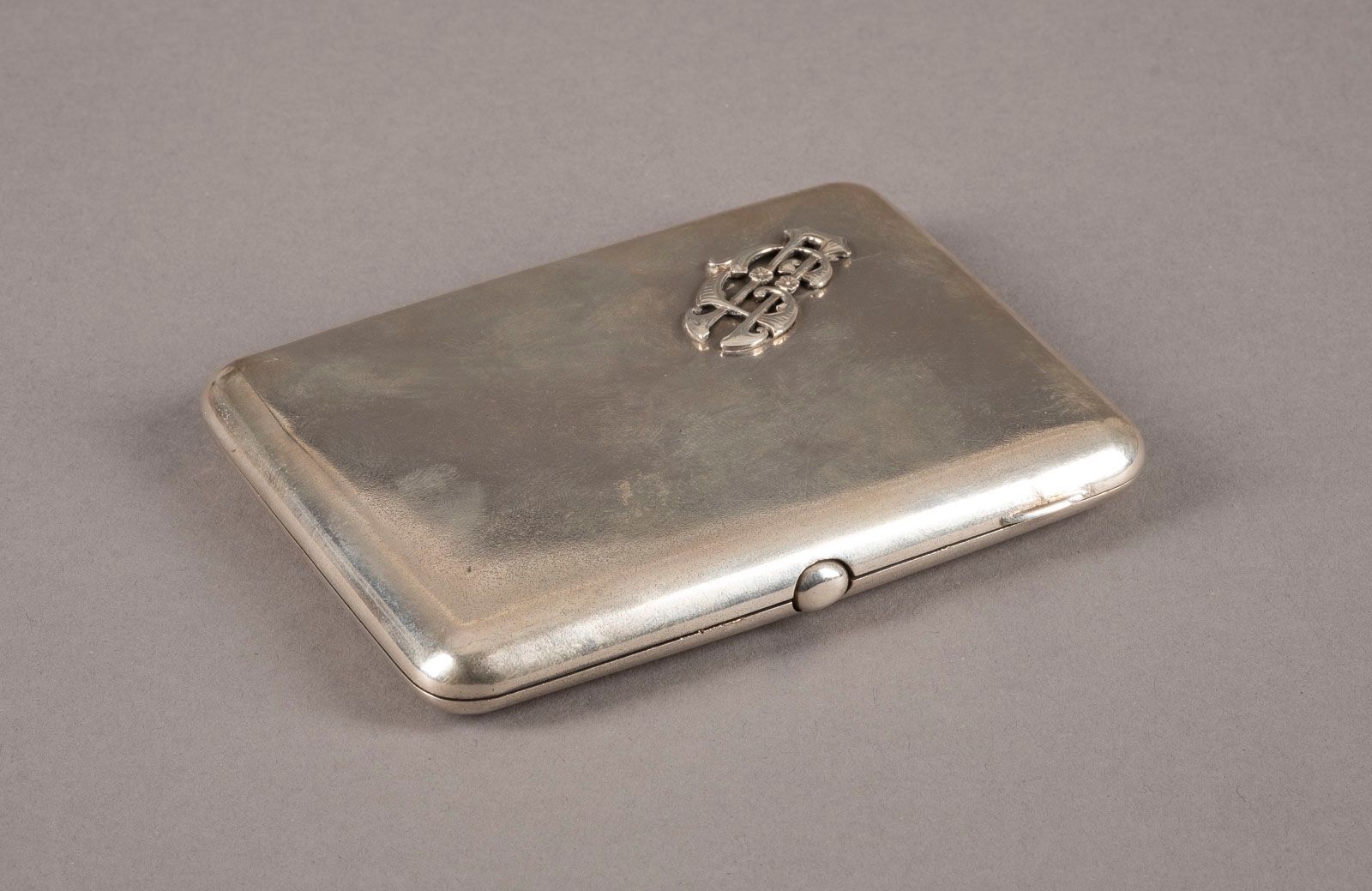 A SILVER CIGARETTE CASE WITH INITIALS 带字母的银制雪茄盒 俄罗斯，敖德萨，1908-1917 长方形，圆角。鎏金内部。标有&hellip;