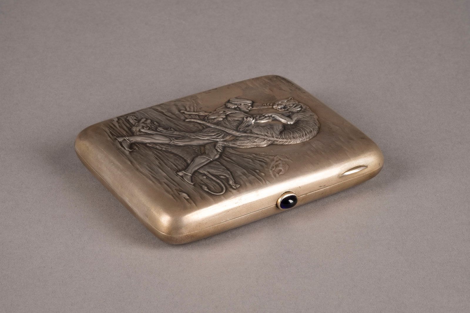 A SILVER CIGARETTE CASE SHOWING THE FIGHT WITH LIONS 显示与狮子搏斗的银制雪茄盒 苏联，1927年后 长方形&hellip;