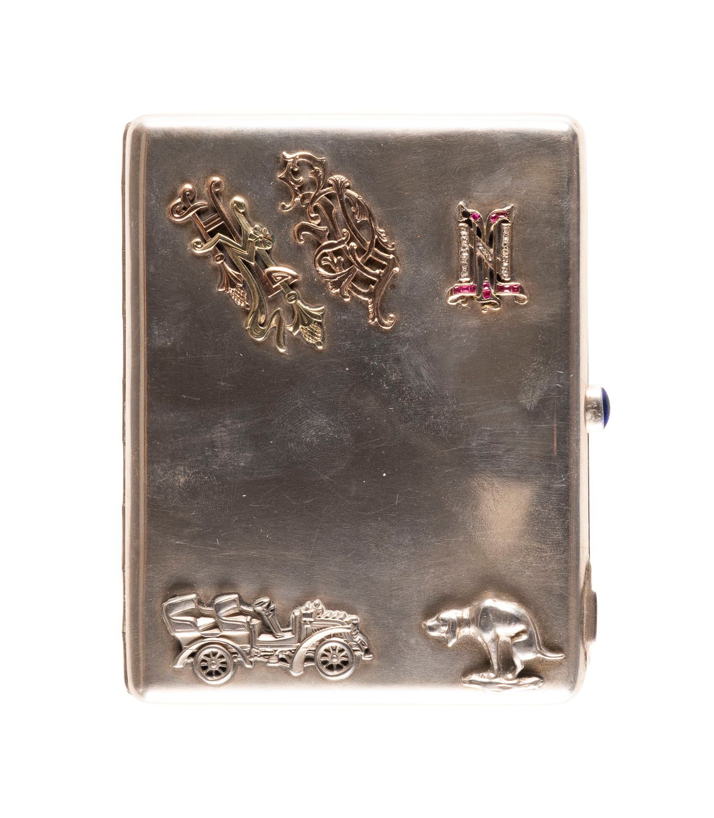 A SILVER CIGARETTE CASE WITH CAR, DOG AND MONOGRAMS PORTA SIGARETTA D'ARGENTO CO&hellip;