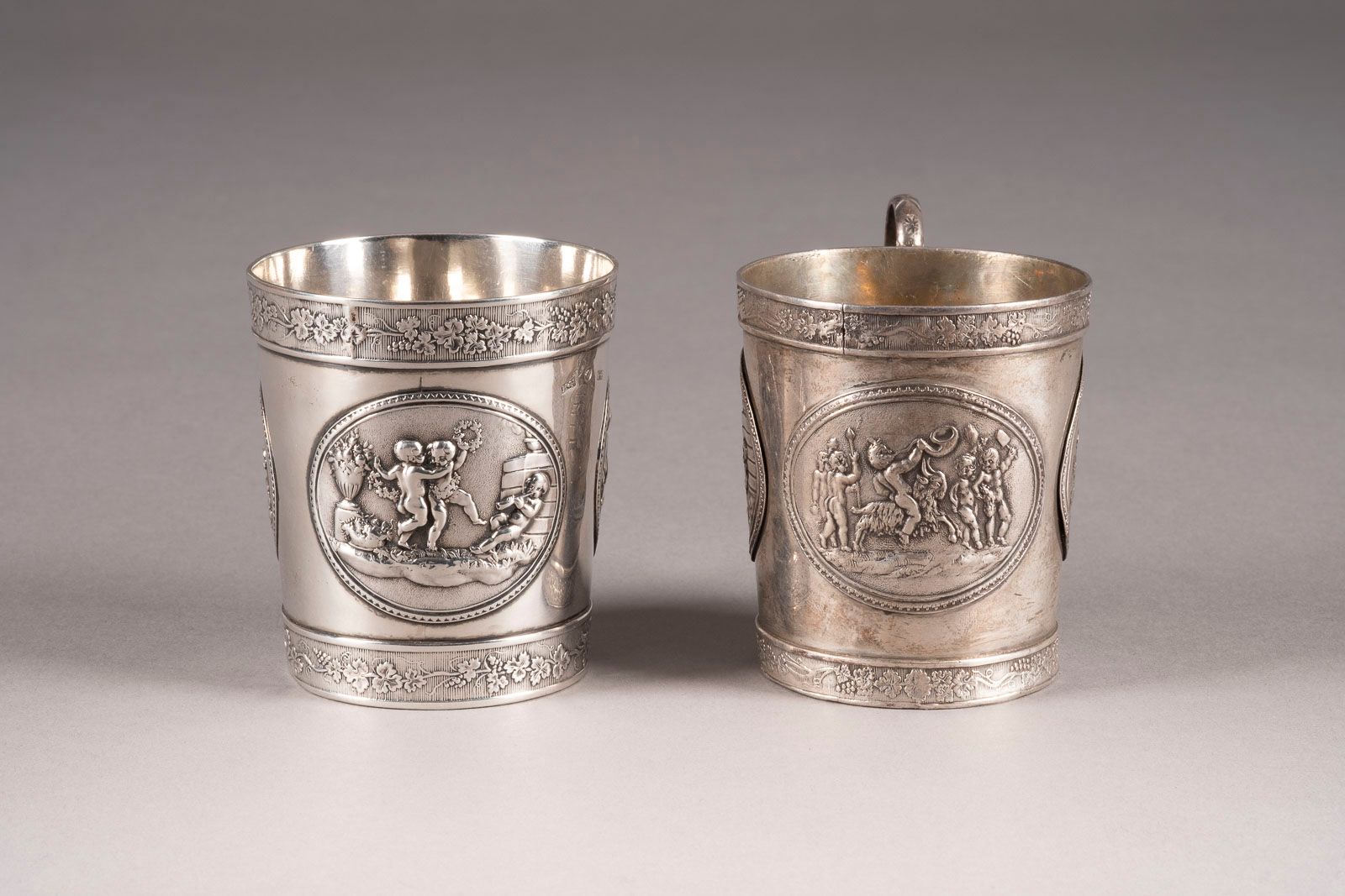 A SILVER CUP AND A SILVER BEAKER UNE COUPE EN ARGENT ET UN BEAKER EN ARGENT Russ&hellip;