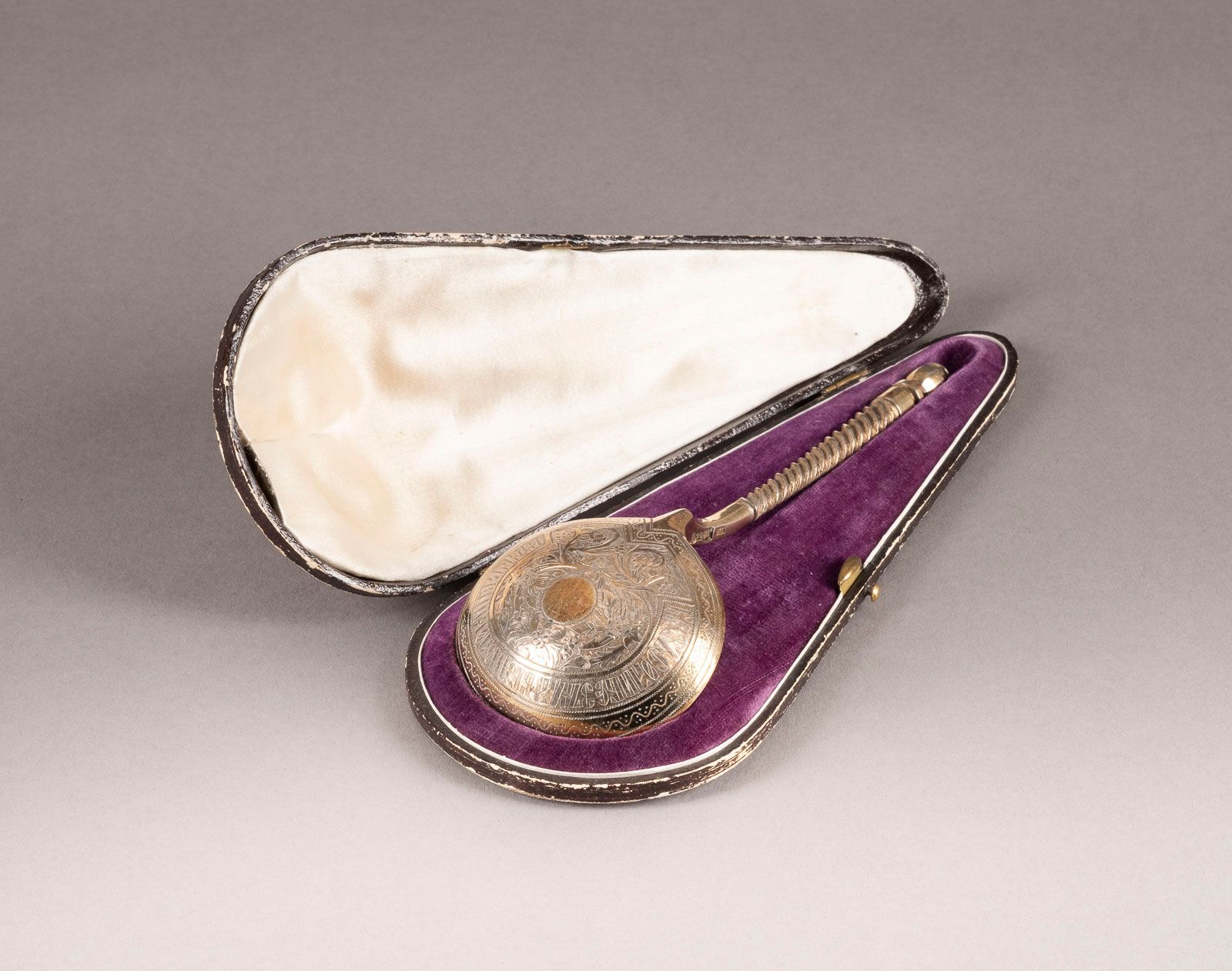 A LARGE SILVER-GILT SPOON WITHIN ORIGINAL FITTED CASE GRANDE SPOCHE EN ARGENT-GI&hellip;