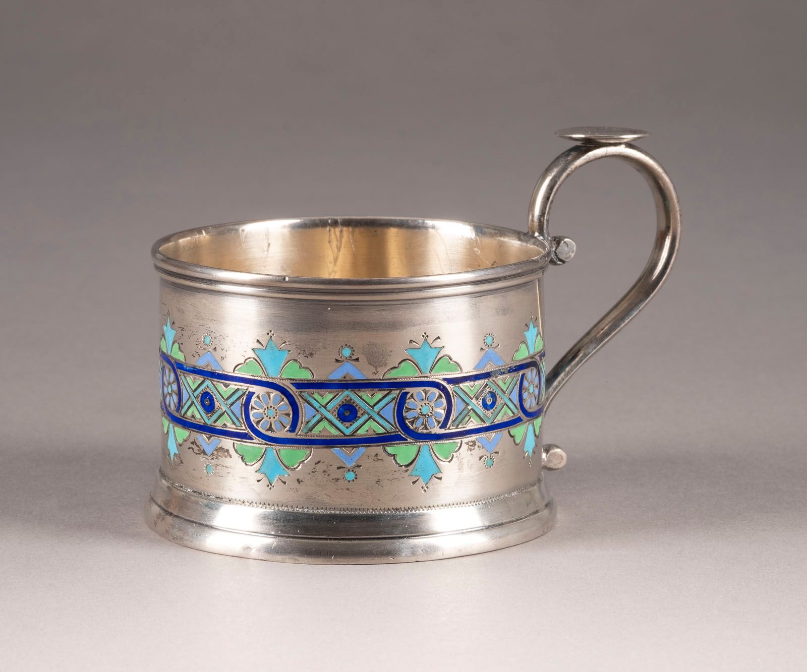 A SILVER AND CHAMPLEVÉ ENAMEL TEAGLASS HOLDER 
银和金箔搪瓷茶杯 俄罗斯，莫斯科，Olga Filippovna &hellip;