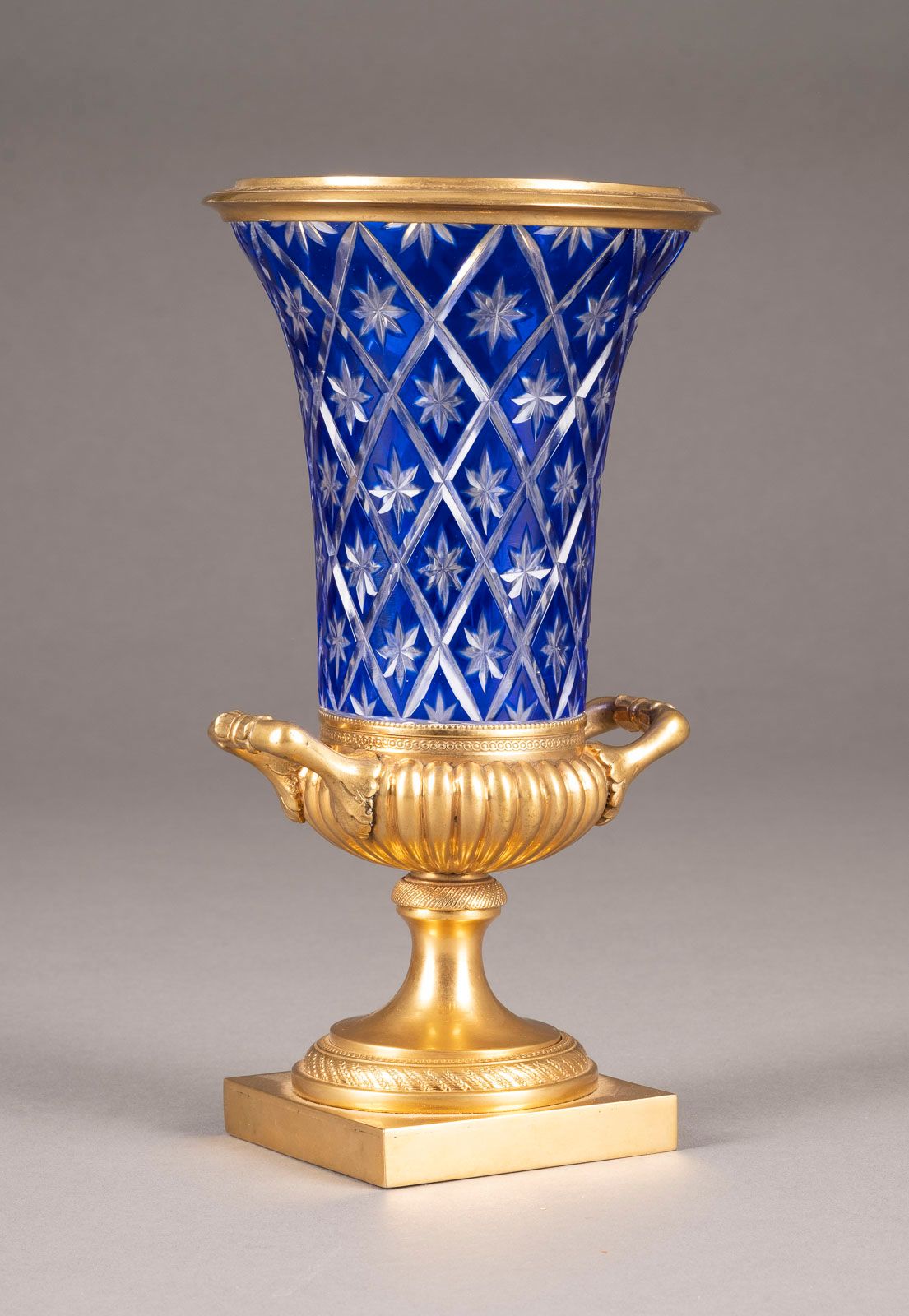 AN ORMOLU AND COBALT-BLUE CUT-GLASS VASE VASE EN VERRE COBALT ET ORMOLU Russe, S&hellip;