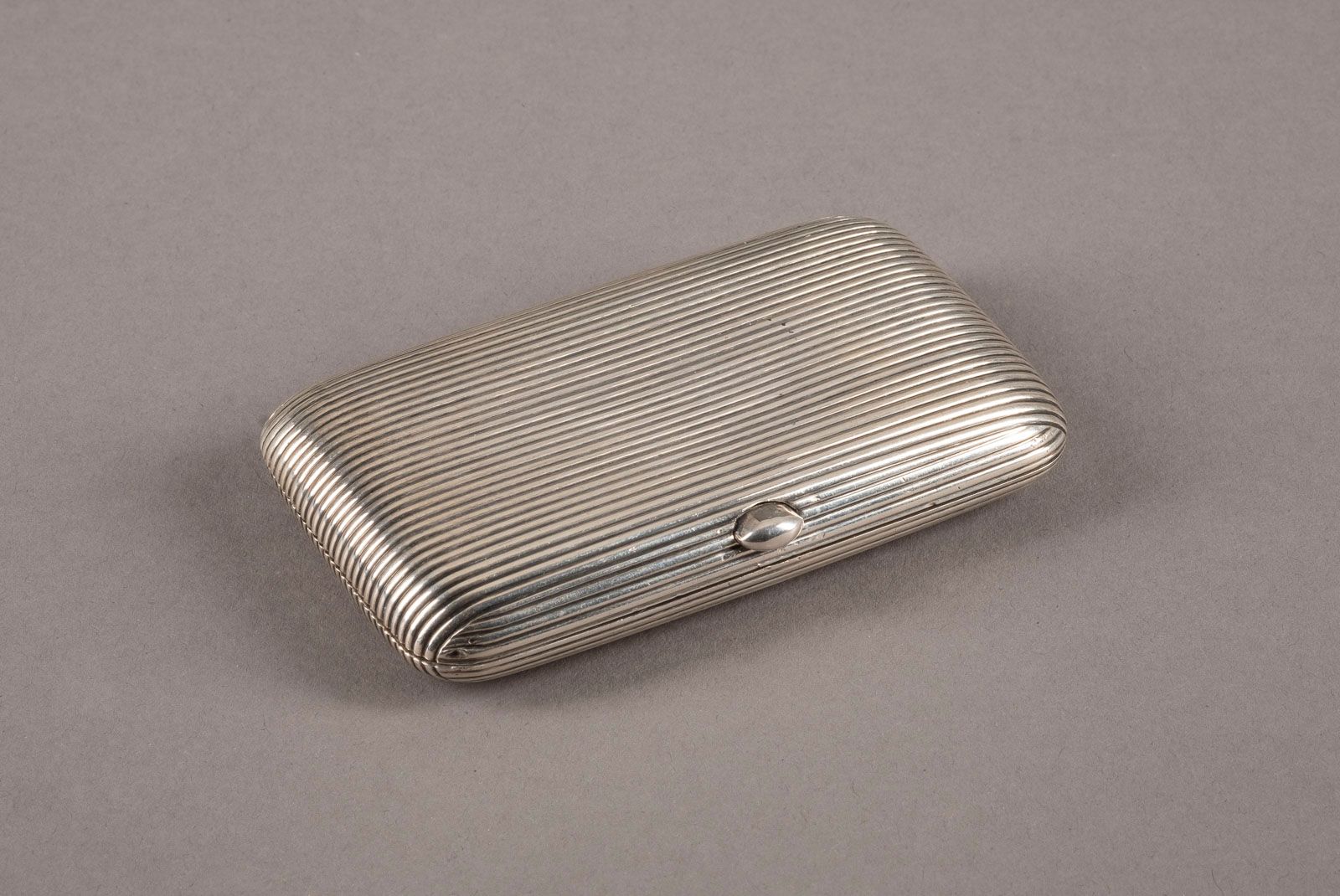A SMALL SILVER CASE 小银盒 俄罗斯，莫斯科，Gustav Klingert, 1893 长方形，圆角。鎏金内部。标有城市印记、鉴定师标记、8&hellip;