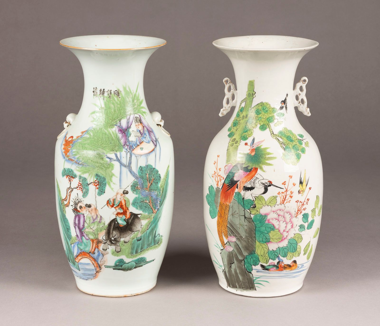 ZWEI FAMILLE ROSE VASEN TWO FAMILLE ROSE HANDLED VASES Chine, début du 20e siècl&hellip;