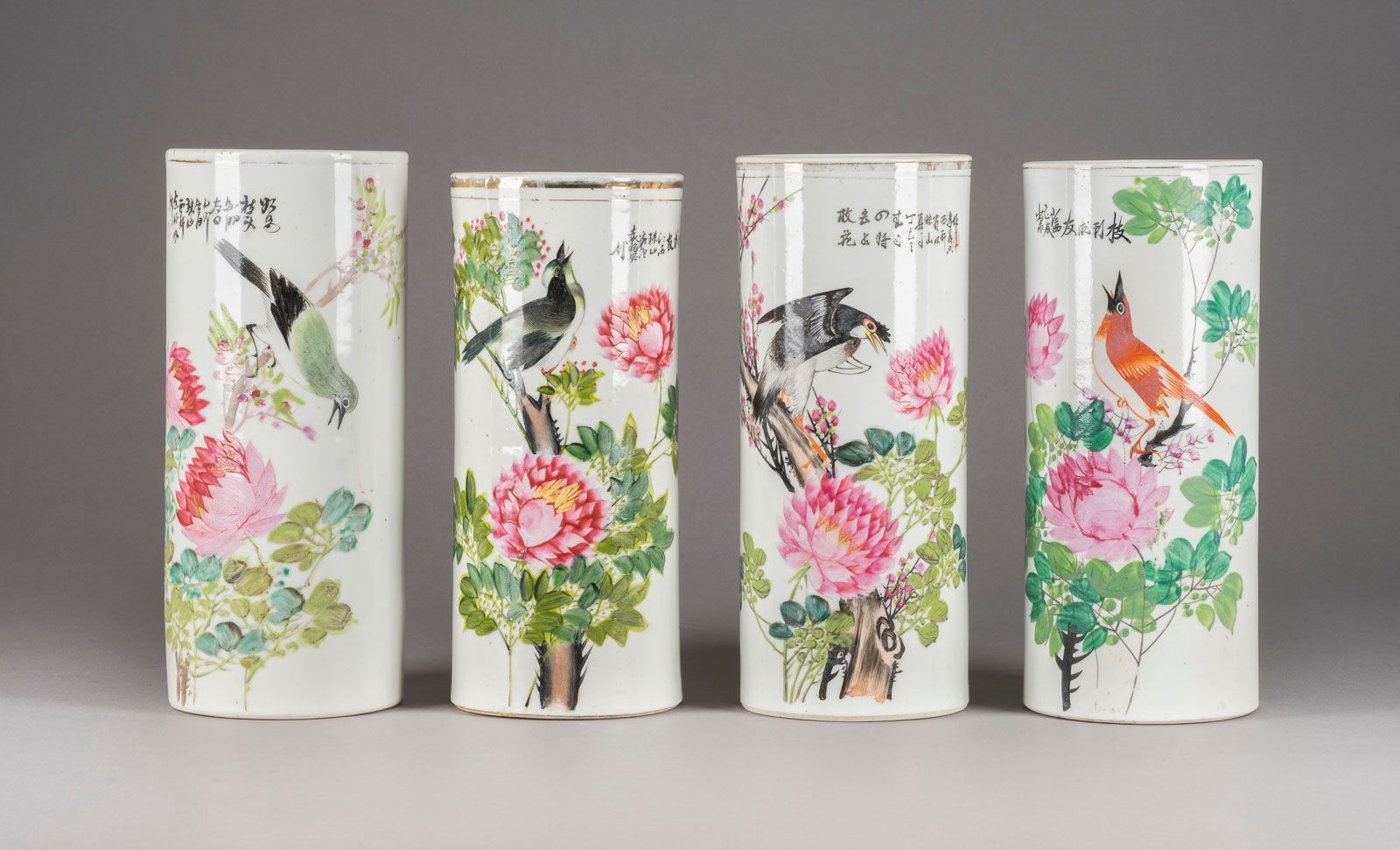 VIER FAMILLE ROSE HUTSTÄNDER 四个FAMILLE ROSE "花鸟 "帽架 中国，共和时期 瓷器。高约28厘米。包括一件署名余炳顺、&hellip;