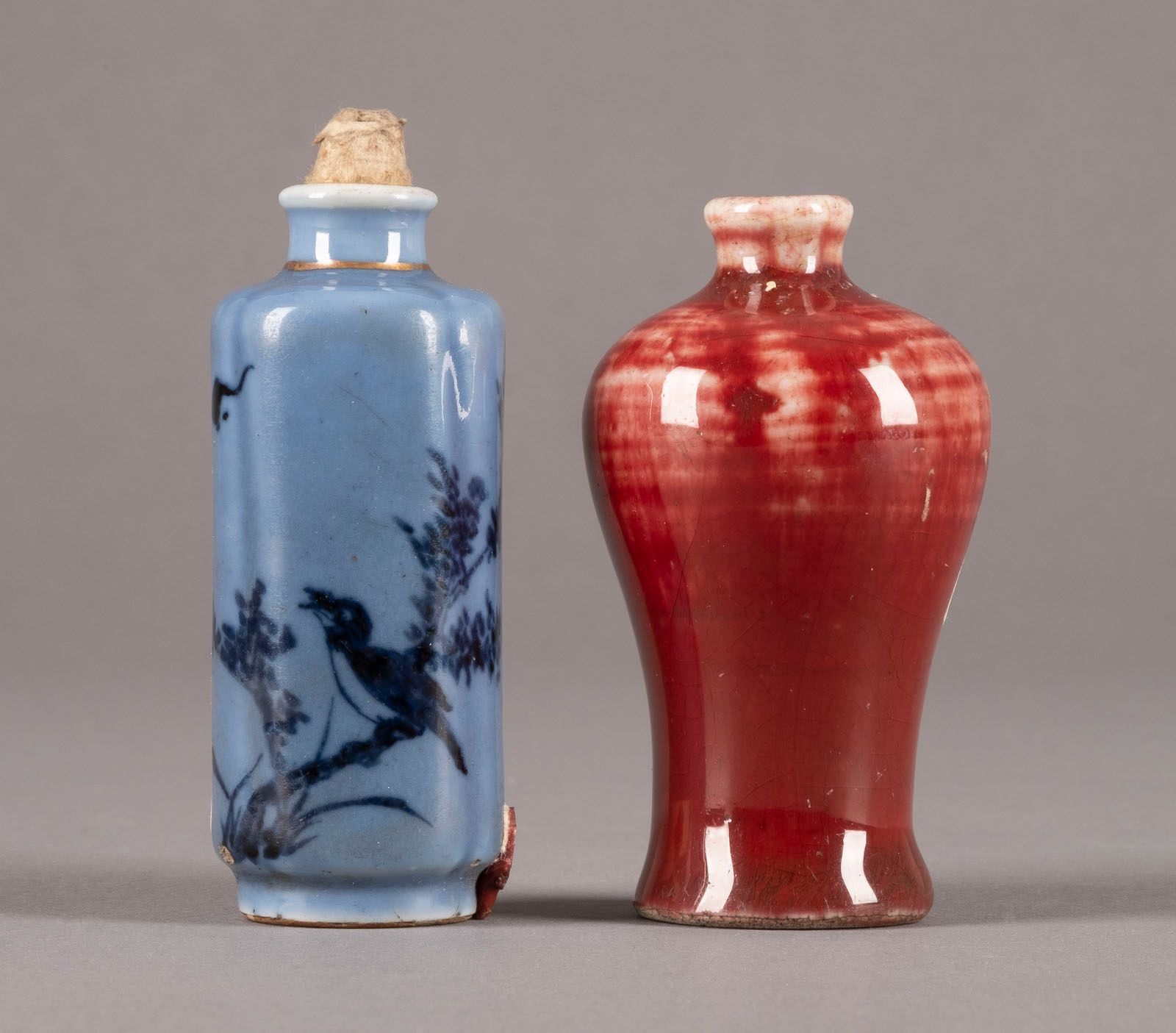 ZWEI SNUFFBOTTLES AUS PORZELLAN 两只瓷质鼻烟壶 中国瓷器。高约7.5厘米。一个是画有花和鸟的。有使用痕迹，部分损坏，塞子丢失，都&hellip;
