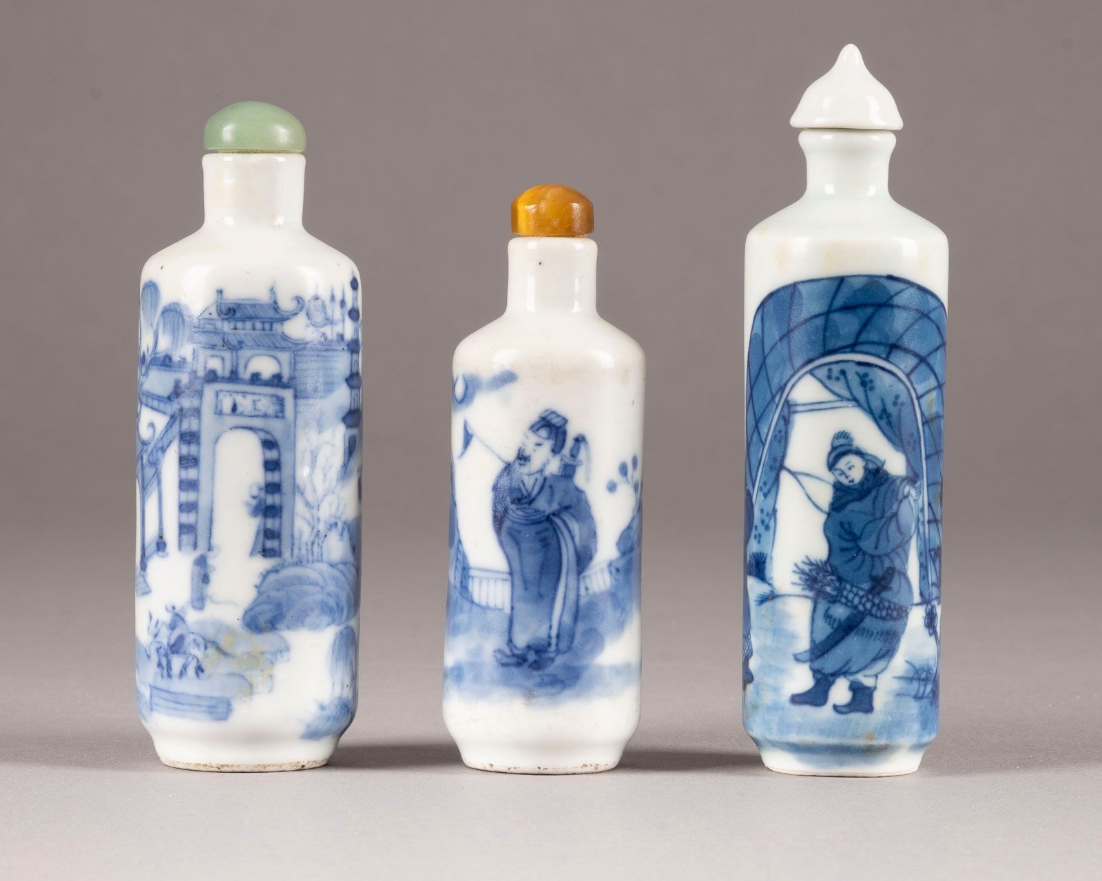 DREI BLAU-WEISSE SNUFFBOTTLES 三只蓝白酒瓶 中国瓷器。高约8.2-10.2厘米。包括两件 "造像 "鼻烟壶，一件 "山水鸿都 "鼻&hellip;