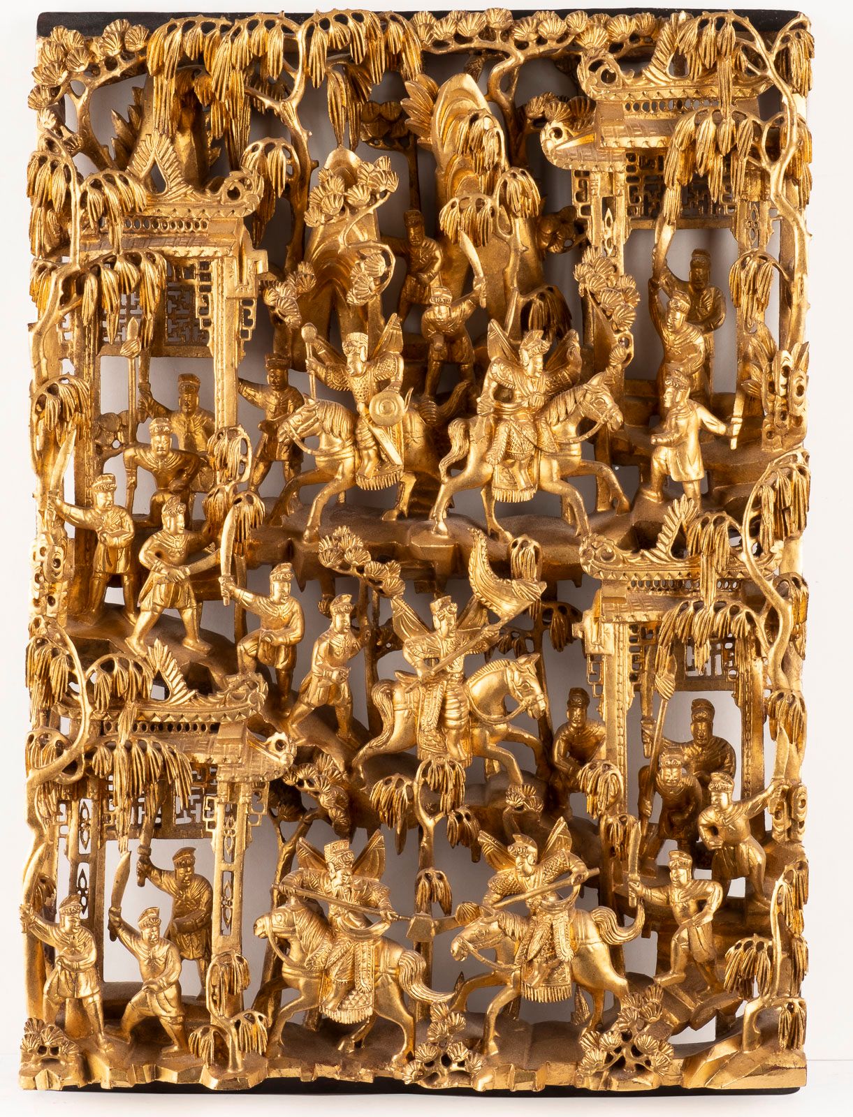 EIN RELIEF AUS GOLDLACKIERTEM HOLZ 金漆木雕浮雕 中国，19/20世纪 木雕。41.2x29.4厘米。雕刻着人物，表面涂有金漆&hellip;