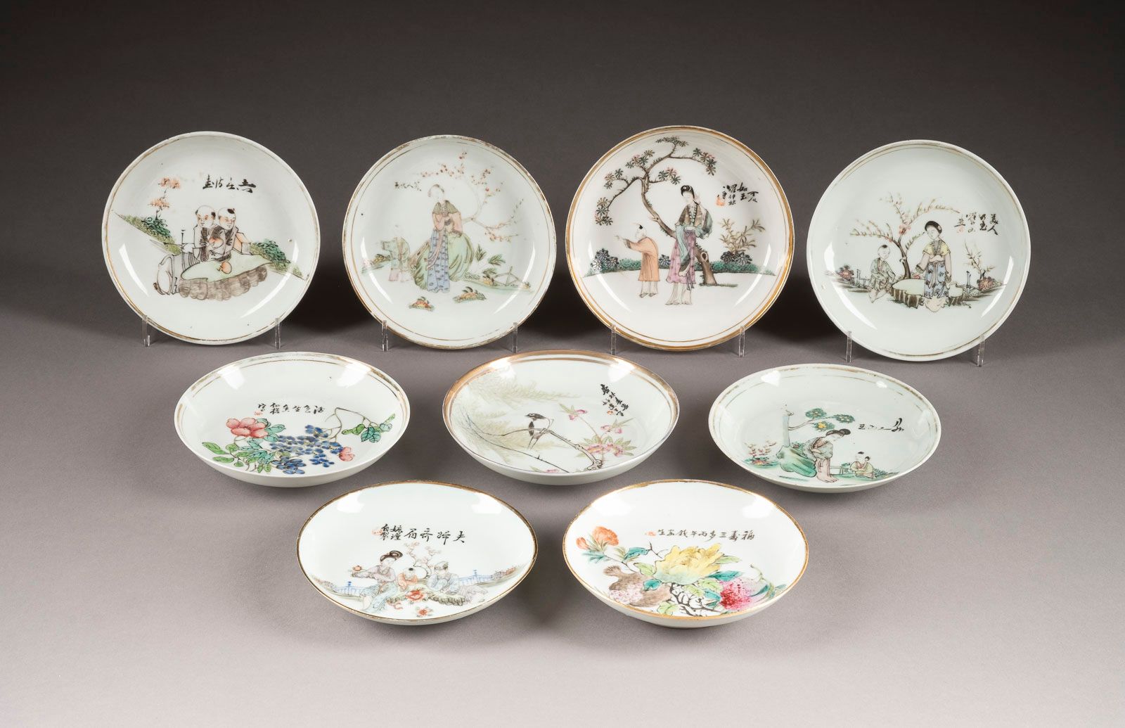 NEUN KLEINE FAMILLE ROSE TELLER NINE FAMILLE ROSE SMALL DISHES Chine, période ré&hellip;