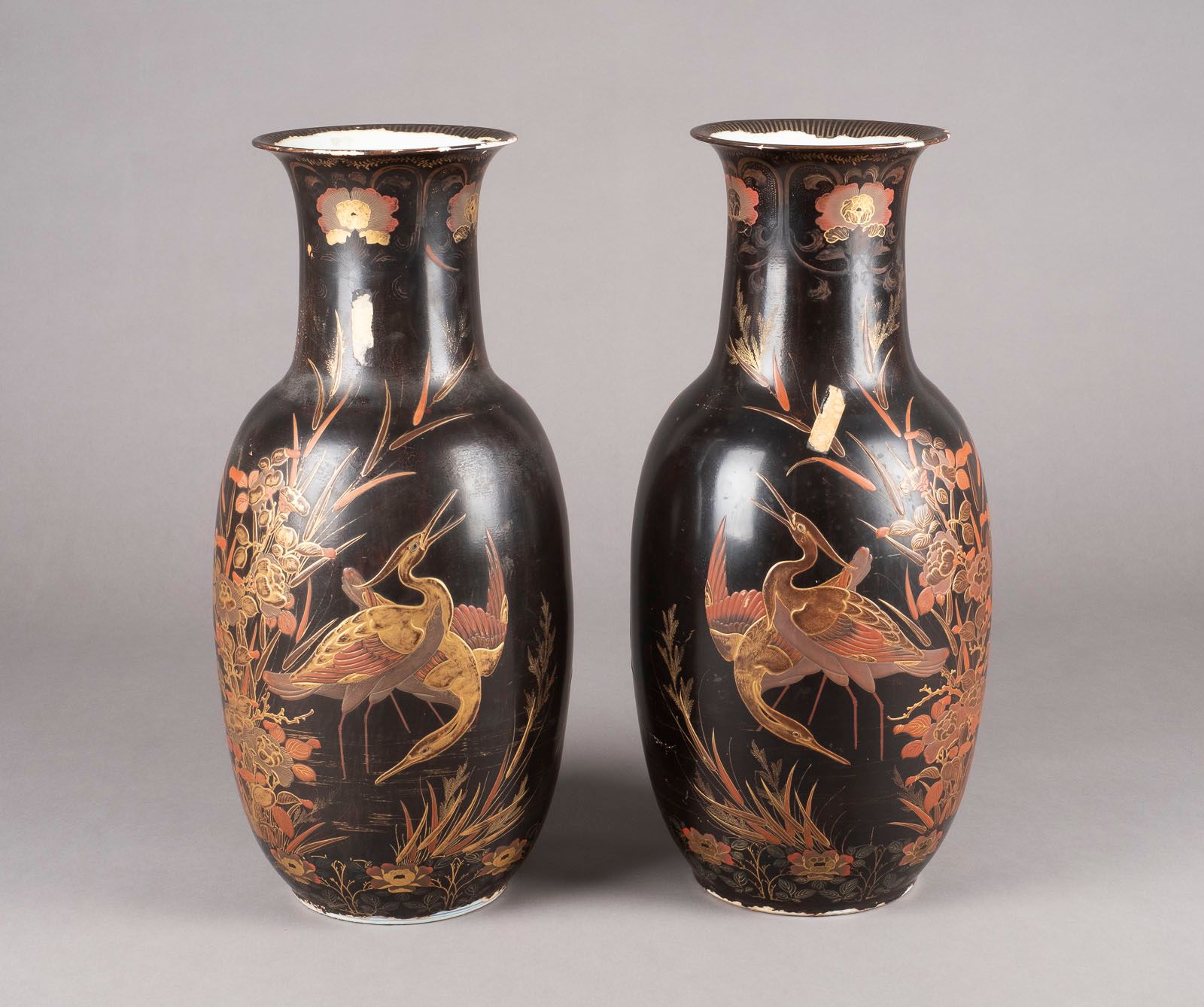EIN PAAR LACKBEMALTE VASEN 一对LACQUER彩绘花瓶 日本，明治时期 瓷器。高67.5厘米。花瓶上绘有三只水鸟和花朵，瓷器上有漆。有&hellip;