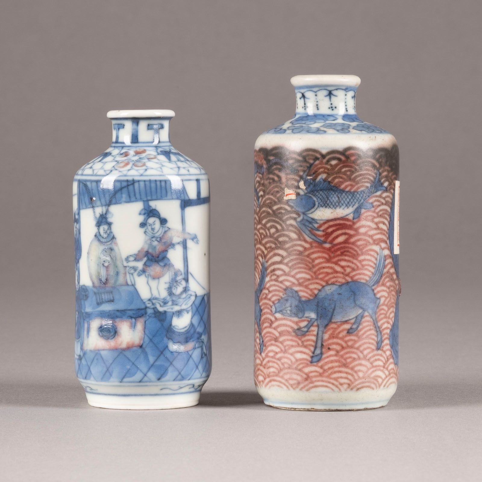 ZWEI UNTERGLASURBLAUE UND KUPFERROTE SNUFFBOTTLES 两只釉下蓝色和铜红色的鼻烟壶 中国，清朝瓷器。高约7.8-8&hellip;