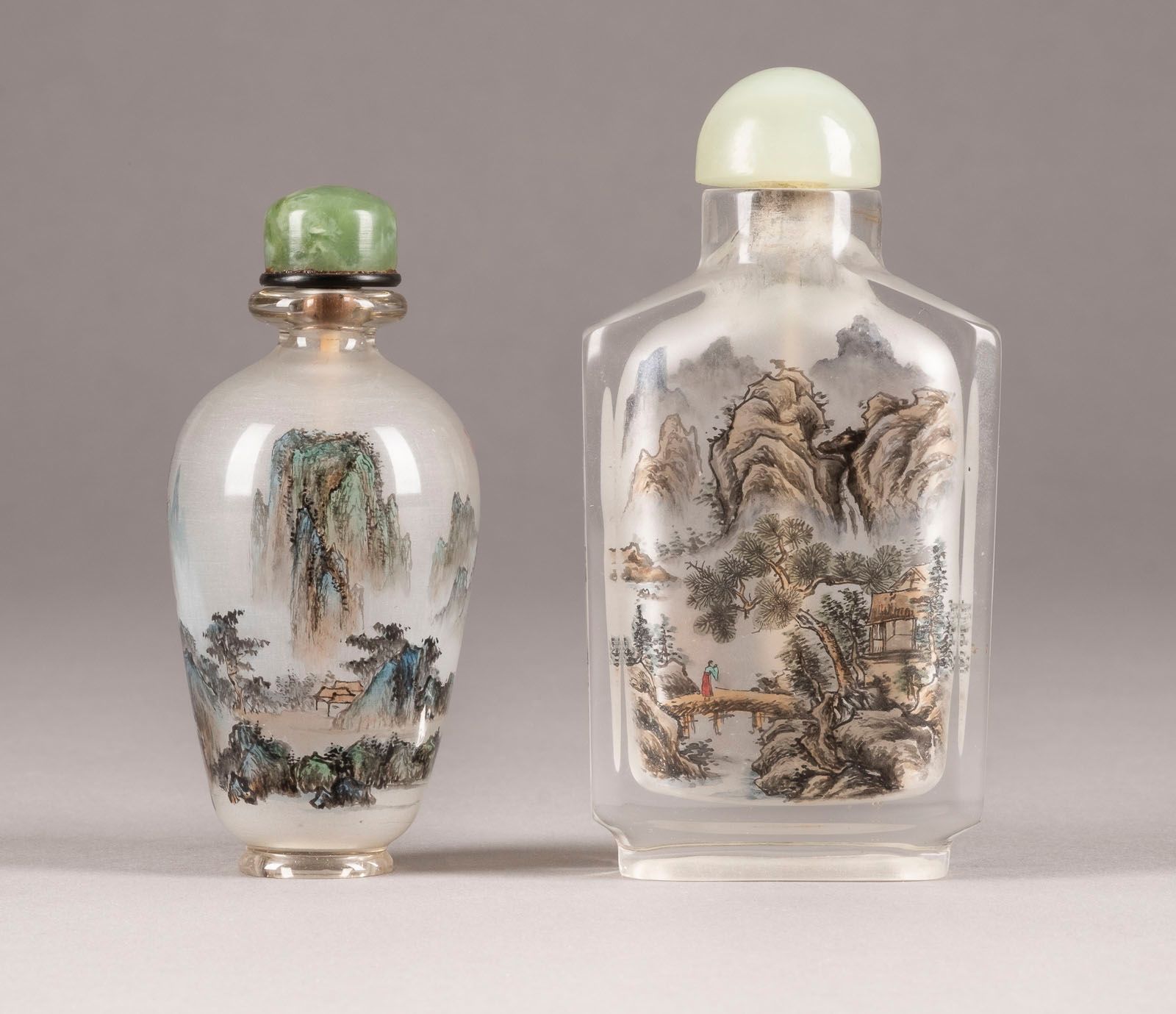 ZWEI SNUFFBOTTLES MIT INNENWANDMALEREI AUS GLAS 两只内画玻璃鼻烟壶 中国玻璃。高约8.3-9.6厘米。两件都是山&hellip;