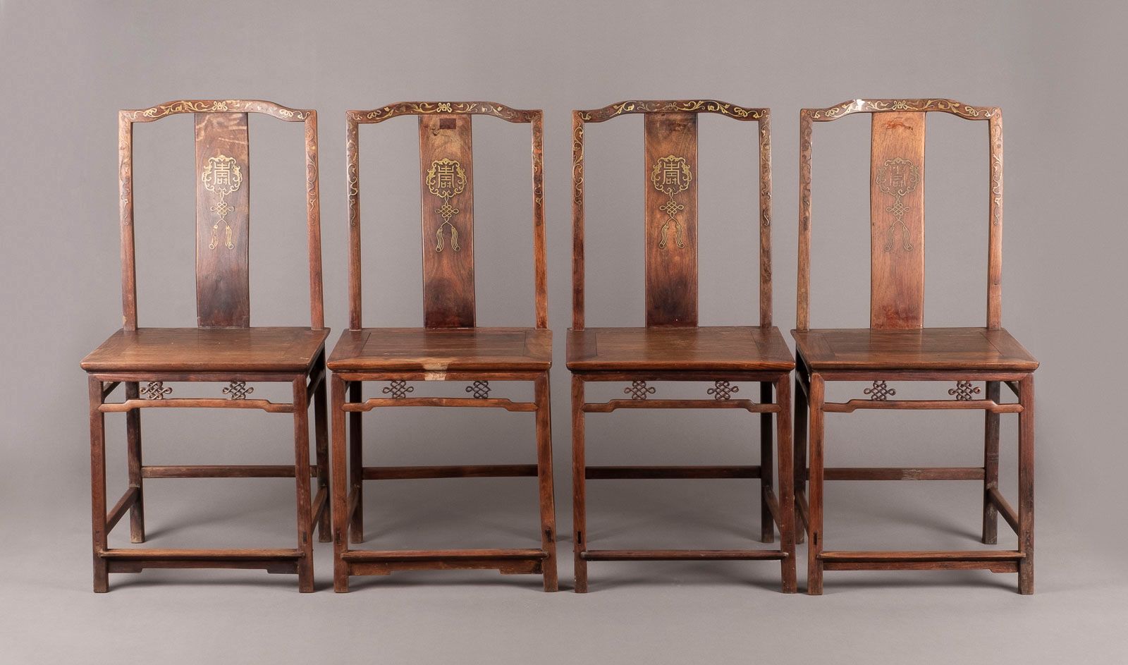 VIER GELEHRTENSTÜHLE AUS HONGMU 四把红木边椅 中国，20世纪初红木。42x48.5x103厘米。椅背上镶嵌有 "寿 "字、如意结&hellip;