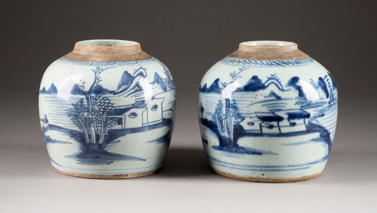ZWEI BLAU-WEISSE TÖPFE DEKORIERT MIT LANDSCHAFTEN 两个蓝白相间的 "风景 "罐 中国，清代陶瓷。高16.5厘米&hellip;