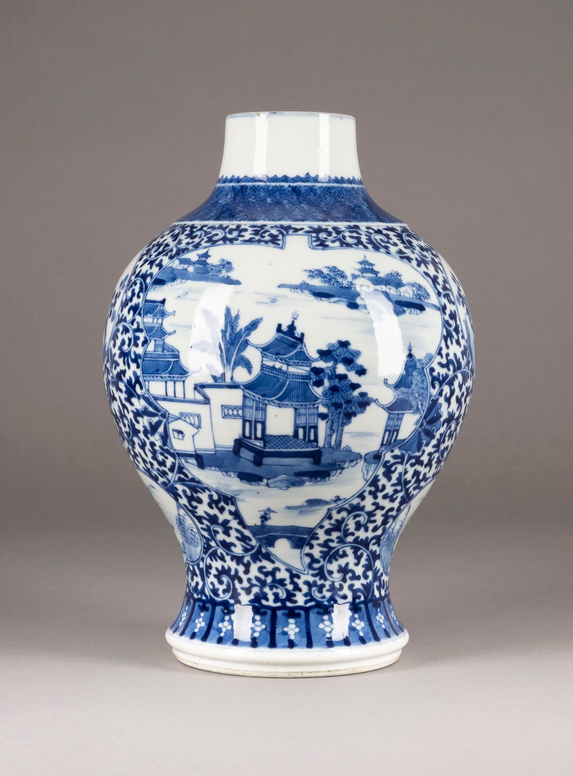 EINE BLAU-WEIßE VASE A BLUE AND WHITE PANELED VASE China, Qing Dynasty or later &hellip;