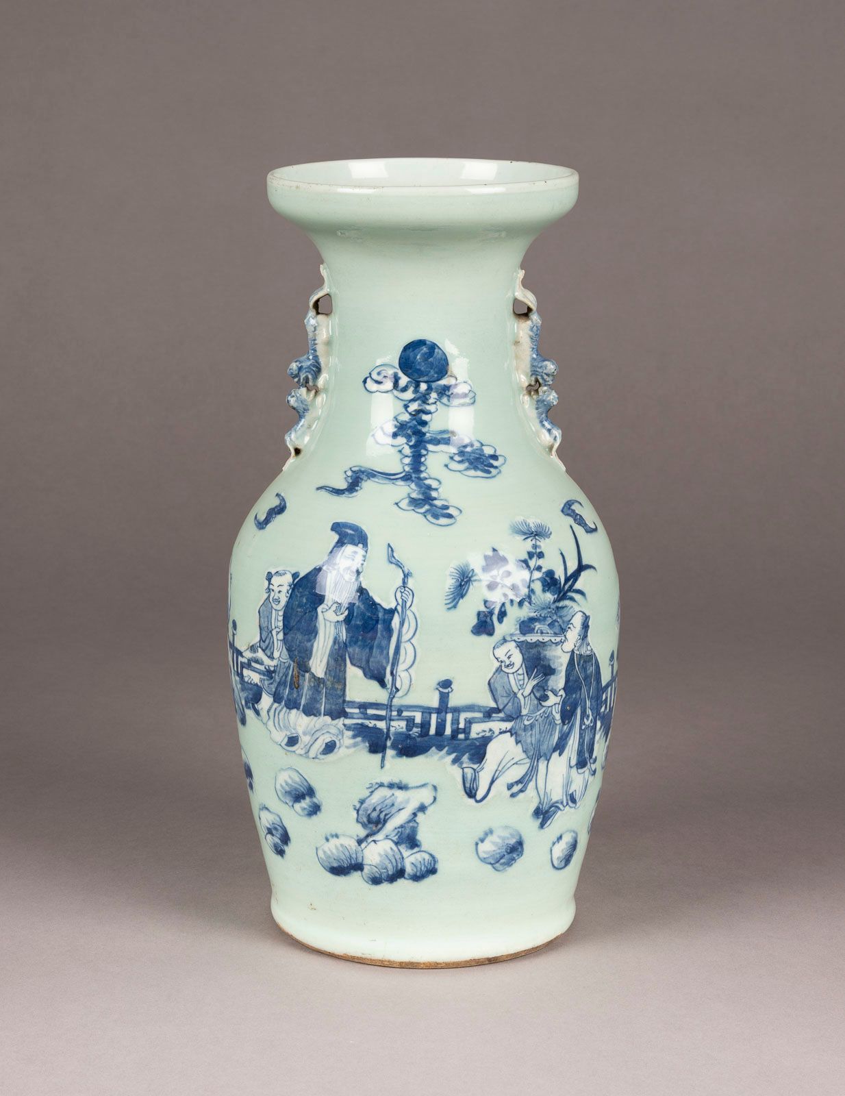 EINE SELADONE BLAU-WEIßE VASE DEKORIERT MIT FIGUREN 瓷器，19/20世纪。高43.5厘米。花瓶的边缘有胆饰，&hellip;