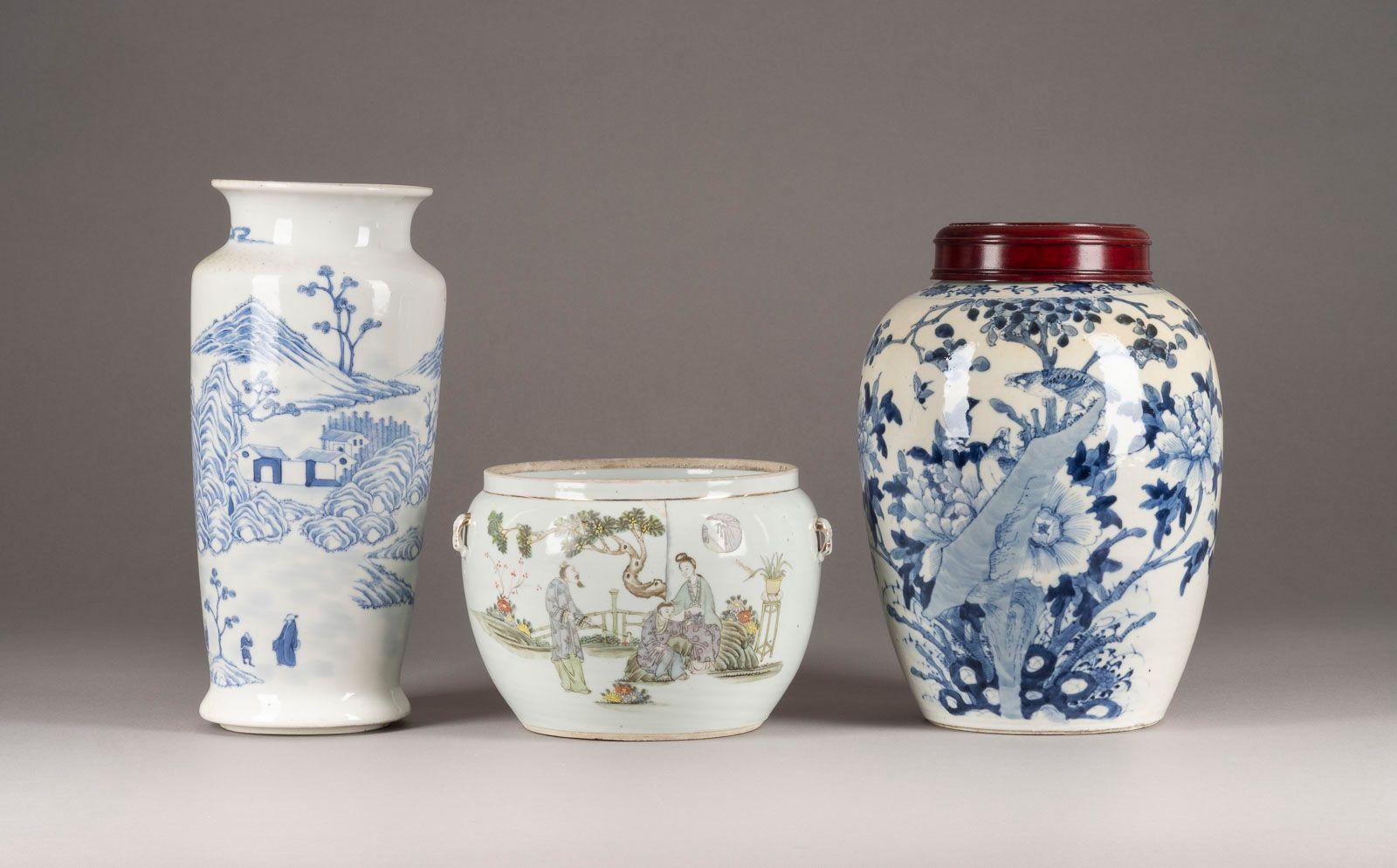 DREI OBJEKTE AUS PORZELLAN 
两件瓷器 中国，19/20世纪 瓷器。高13.8-26.5厘米。包括一个青花 "花鸟 "瓷罐和一个带有 &hellip;