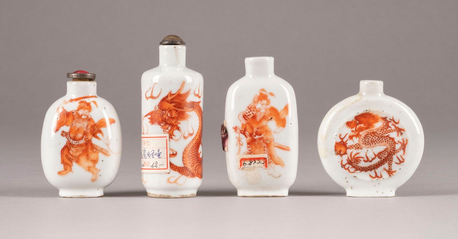 VIER EISENROT BEMALTE SNUFFBOTTLES 四个铁红装饰的鼻烟壶 中国，19/20世纪 瓷器。高约5.7-7.8厘米。其中a)和b)绘&hellip;